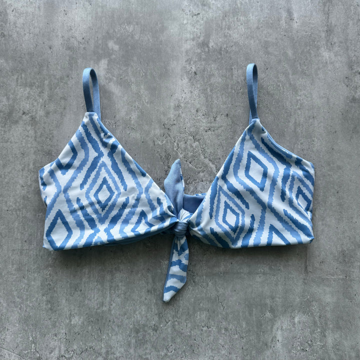 Top Santa María celeste print reversible a celeste satinado